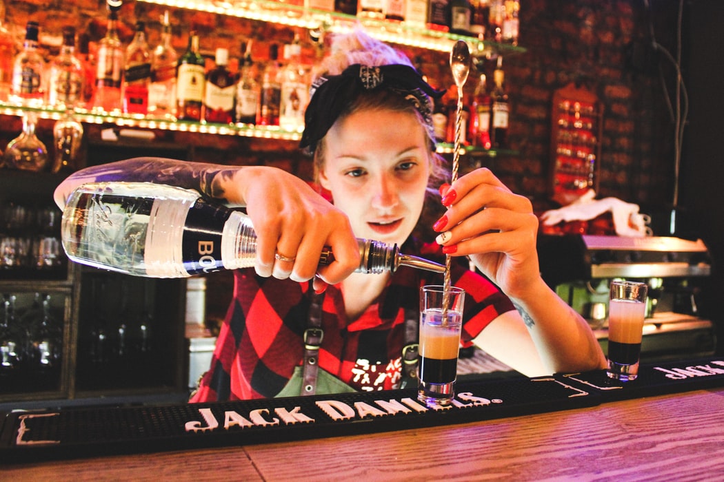 1601025579-hoc-nghe-bartender-01 Bartender là gì