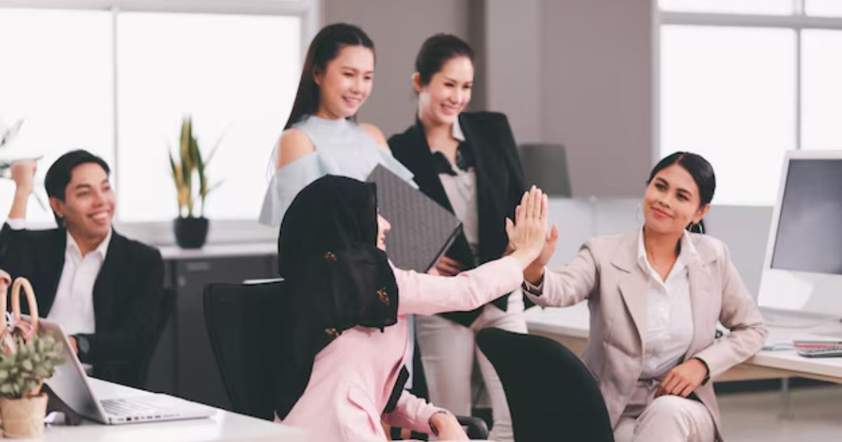 7-lam-viec-nhom-giup-thuc-day-su-hai-long-trong-cong-viec