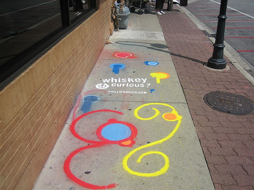 80-y-tuong-quang-cao-giup-ban-tang-doanh-thu-phan-2-3-1 ý tưởng quảng cáo trực tiếp - phấn vẽ trên vỉa hè