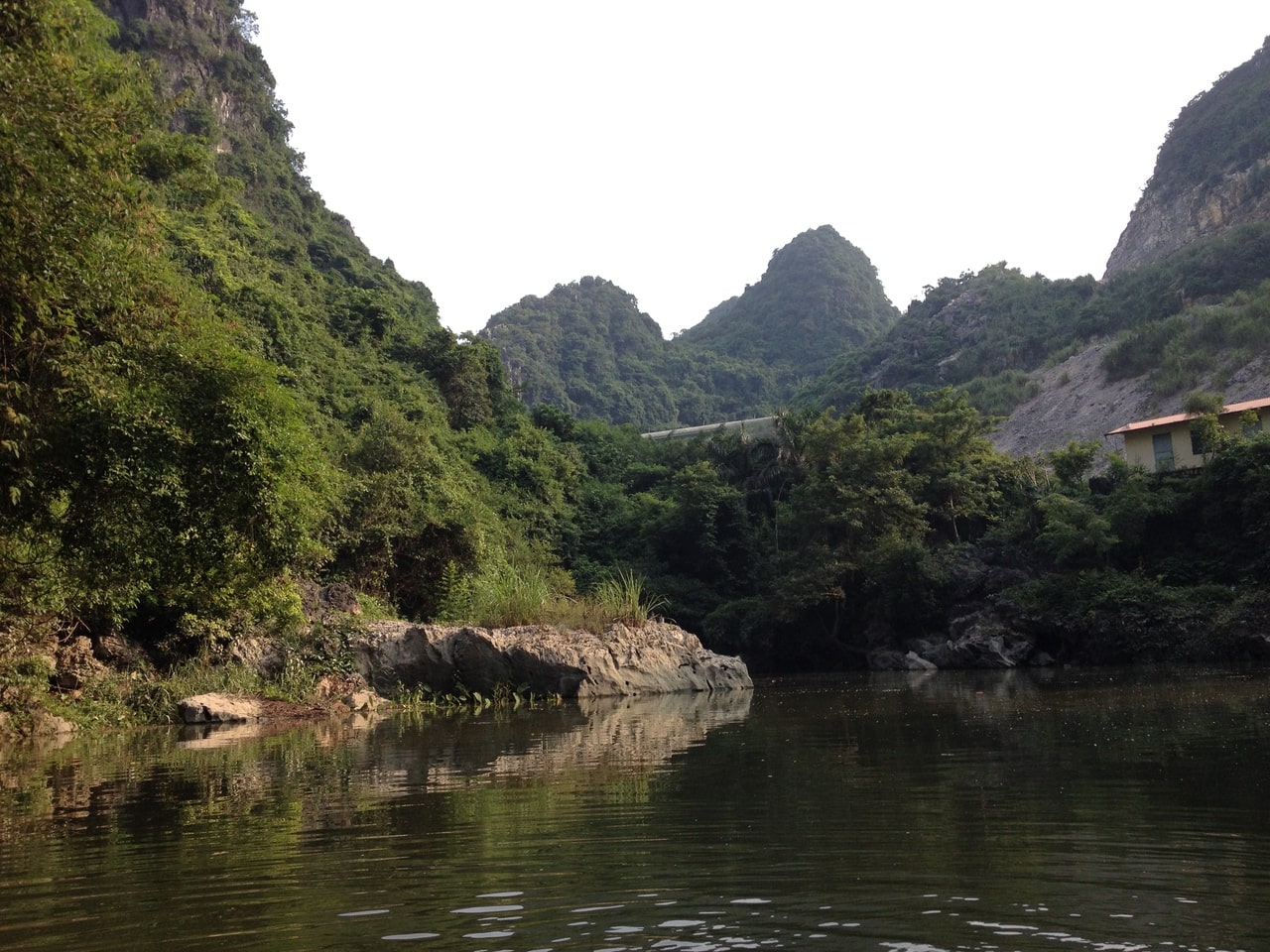 Ao Dong Hang Luồn: Bức tranh sơn thủy hữu tình vùng đồng bằng sông Hồng