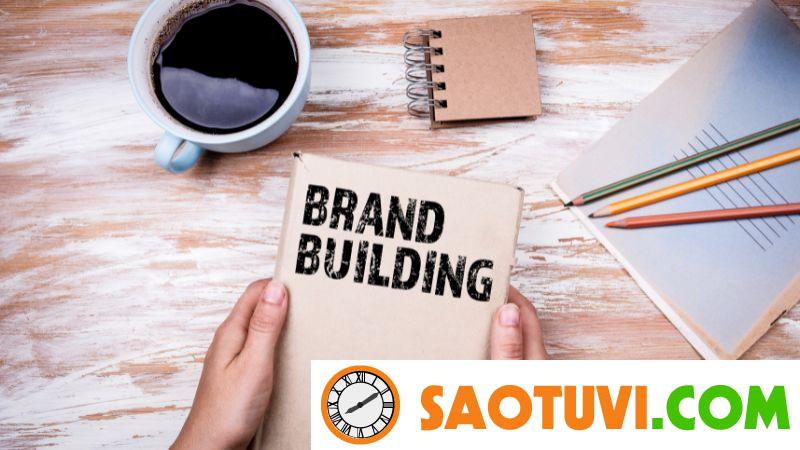 Branding Là Gì? Những yếu tố cần có để xây dựng thương hiệu Branding là quá trình xây dựng nhận thức tích cực và mạnh mẽ về doanh nghiệp, sản phẩm hay dịch vụ của doanh nghiệp trong tâm trí khách hàng.