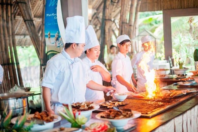 buffet-va-hai-san-nuong-o-hon-tam bua-trua-buffet-hon-tam-nha-trang