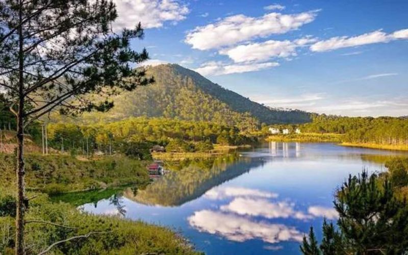 cac-ho-o-da-lat Đây là một trong hai hồ nước lớn nhất tại Đà Lạt