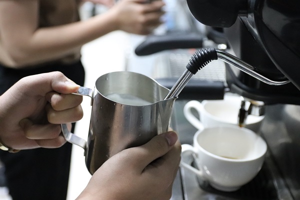 cach-danh-sua-bang-may-pha-ca-phe-4 cách làm macchiato