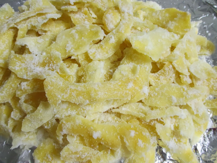 cach-lam-mut-gung3 Sên đường nhỏ lửa đến khi đường bám đều - cách làm mứt gừng