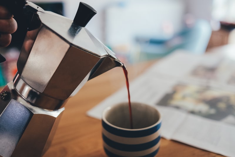 cach-pha-ca-phe-ngon Cà phê được pha bằng cách đun sôi trong ấm Moka Pot