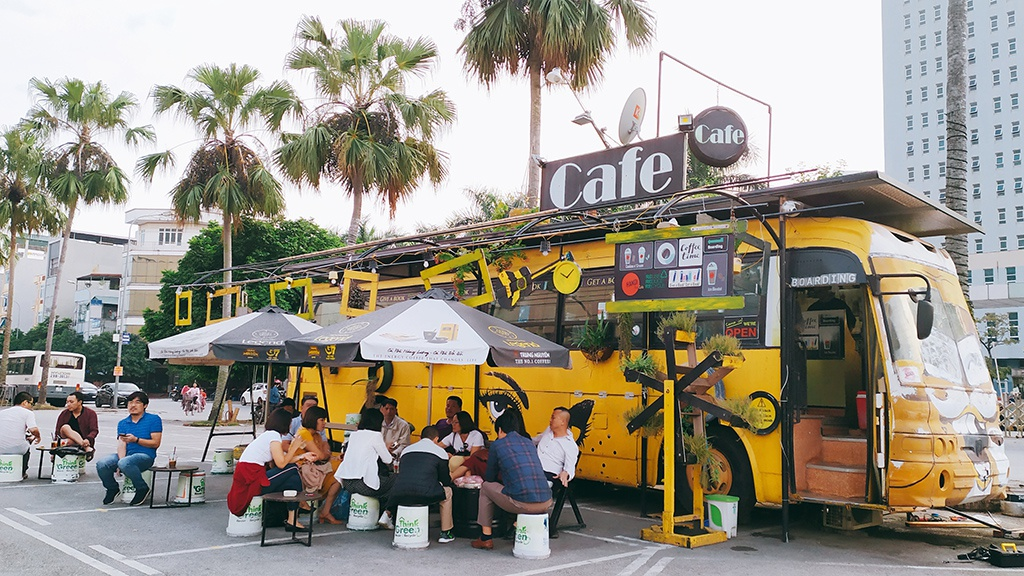 Sáng tạo với mô hình Bus Cafe – Thưởng thức cà phê ngay trên xe buýt