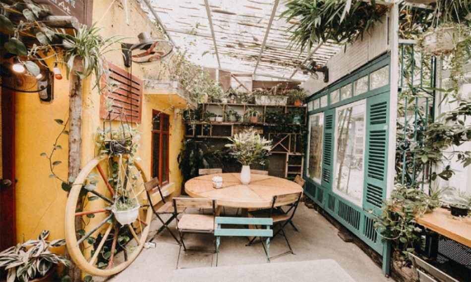 cafe-ngoai-troi-phong-cach-san-vuon quán cafe ngoài trời có ánh sáng tự nhiên