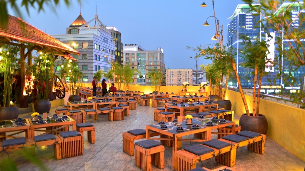 cafe-san-thuong-ngoai-troi-dep Chất liệu gỗ giúp quán cafe ngoài trời thêm ấm cúng