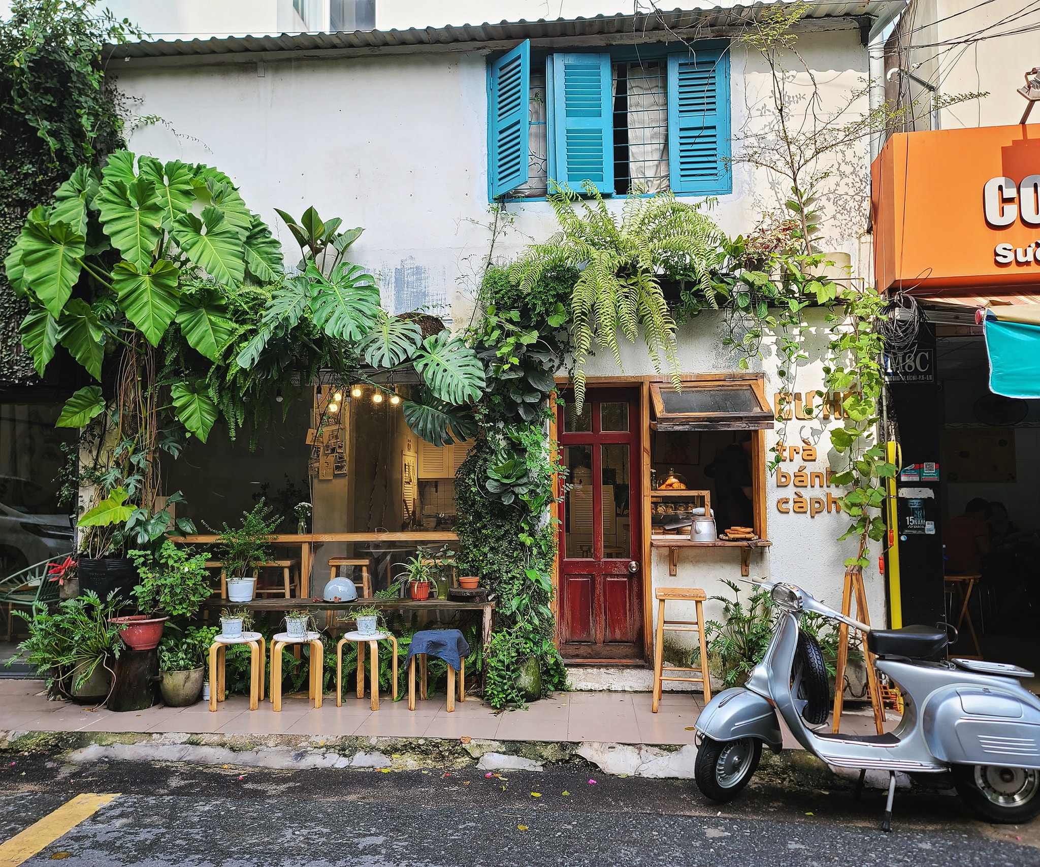 cafe-via-he-4 Thiết kế quán cafe vỉa hè theo phong cách sân vườn