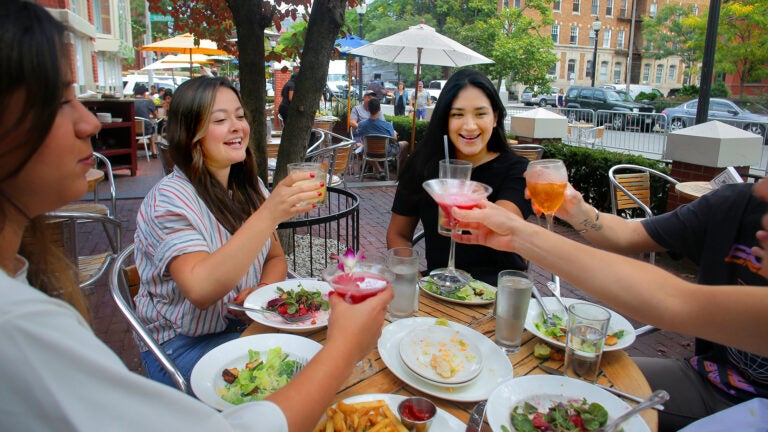cafeteria-newbury-st-5fda1f38811a3-768x432-1 quán ăn tự phục vụ