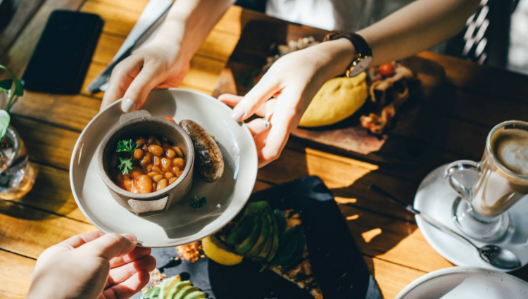 Casual dining là gì? Cách setup bàn tiệc Casual dining chủ nhà hàng nên tham khảo