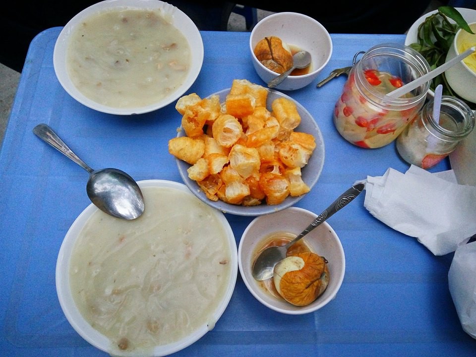 chao-trung-vit-lon-an-dem đồ ăn khuya với cháo và trứng