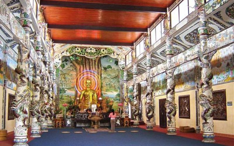 chinh-dien-cua-chua-linh-phuoc Chánh điện được thiết kế vô cùng công phù và cầu kỳ với tổng chiều dài là 33m và rộng 22m