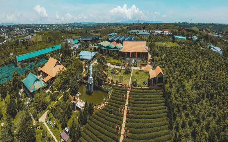 chua-tren-da-lat2 Chùa Trà là nơi bạn có thể đắm chìm trong hương thơm của các loại trà