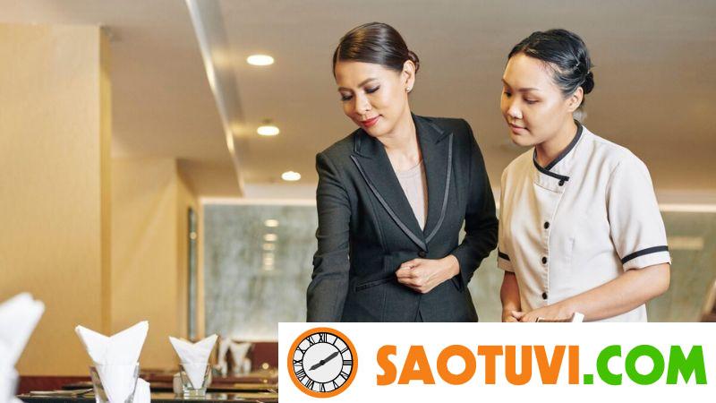 Con gái nên học nghề gì để dễ xin việc, có thu nhập ổn định? Ngành quản trị nhà hàng khách sạn thu hút bởi tiềm năng tạo ra nhiều cơ hội việc làm