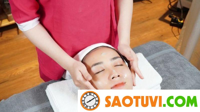 Con gái nên học nghề gì để dễ xin việc, có thu nhập ổn định? Nghề spa, thẩm mỹ trở thành sự lựa chọn ưu tiên của nhiều bạn gái không có bằng cấp