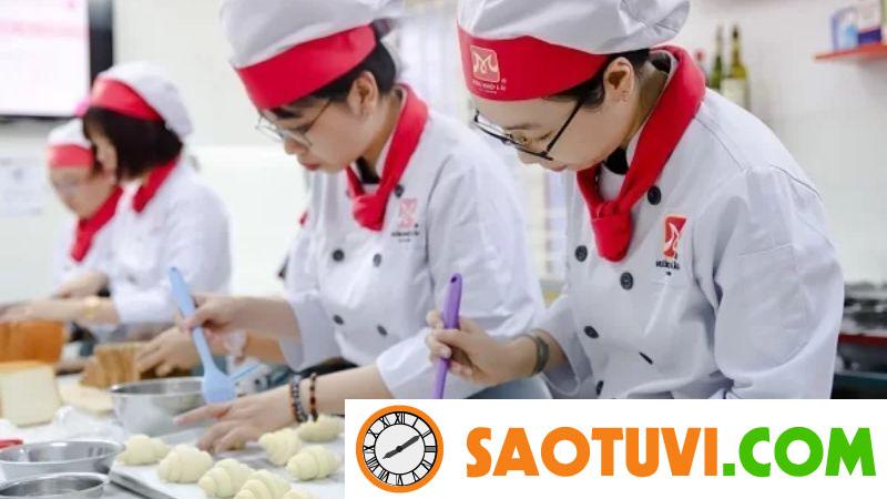 Con gái nên học nghề gì để dễ xin việc, có thu nhập ổn định? Sau khi học nghề làm bánh, bạn có thể tìm việc ở các nhà hàng hoặc tự mở tiệm bánh riêng