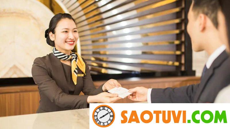Con gái nên học nghề gì để dễ xin việc, có thu nhập ổn định? Nếu bạn muốn làm lễ tân, bạn không cần phải có bằng cấp cao, chỉ cần có kỹ năng và kiến thức chuyên môn