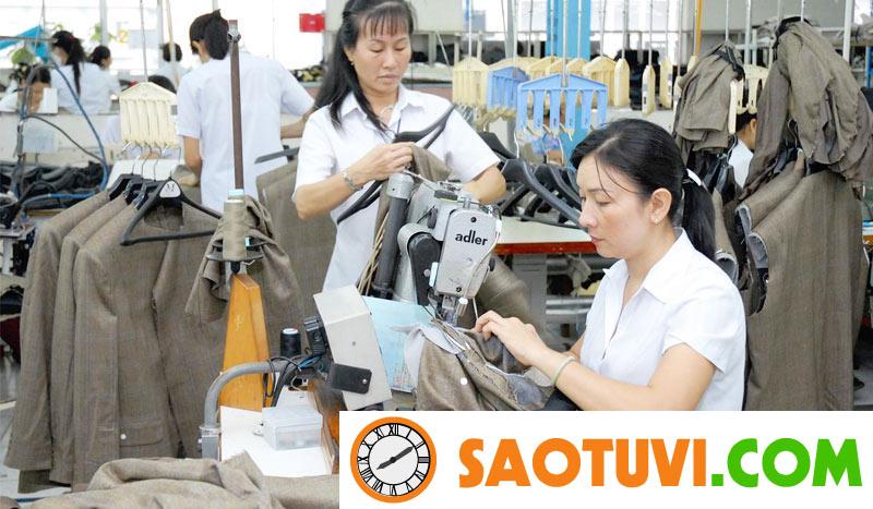 Công nhân may ráp các công đoạn thành sản phẩm hoàn chỉnh Công nhân may ráp các công đoạn thành sản phẩm hoàn chỉnh
