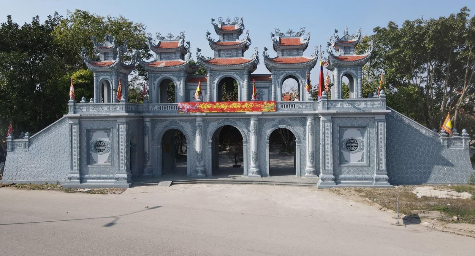 den-tranh cổng tam quan