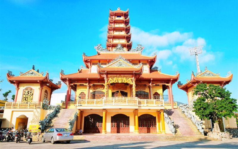 dia-diem-du-lich-binh-dinh-chua-long-khanh Trước đây nơi này được xây dựng để phục vụ cho cộng đồng người Hoa sinh sống