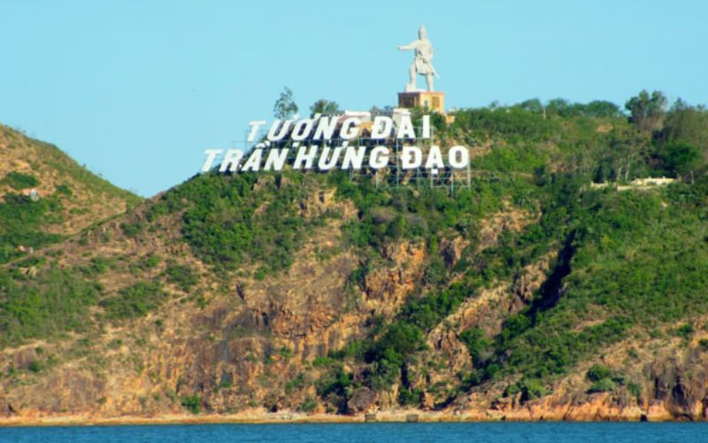 dia-diem-du-lich-binh-dinh-tuong-dai-tran-hung-dao Nơi đây còn là ngọn hải đăng trong lòng người dân thành phố biển Bình Định