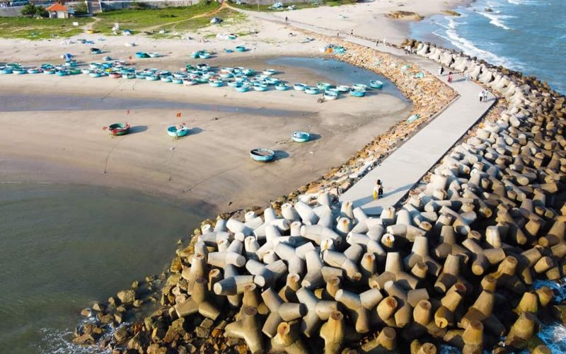 dia-diem-du-lich-binh-thuan-bai-da-ong-dia1 Đây là chuỗi bãi tắm nguyên sơ thu hút rất đông khách du lịch đến để tham quan bởi nơi đây có một mỏm đá nhô lên
