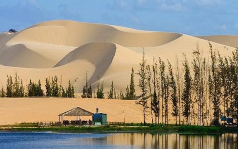 dia-diem-du-lich-binh-thuan-bau-trang1 Bàu Trắng là một cái tên độc lạ được ghép từ chữ bàu nghĩa là ao nước, vũng nước với chữ trắng trong bãi cát trắng