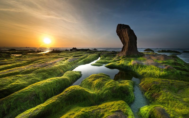 dia-diem-du-lich-binh-thuan-bien-co-thach1 Biển Cổ Thạch hay còn được gọi là “bãi đá bảy màu” bởi bờ biển này nổi tiếng với những viên đá có đầy đủ màu sắc