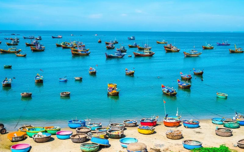 dia-diem-du-lich-binh-thuan-lang-chai-mui-ne1 Đến Bình Thuận thì nhất định phải ghé qua Mũi Né để có thể cảm nhận được cuộc sống của người dân nghề biển