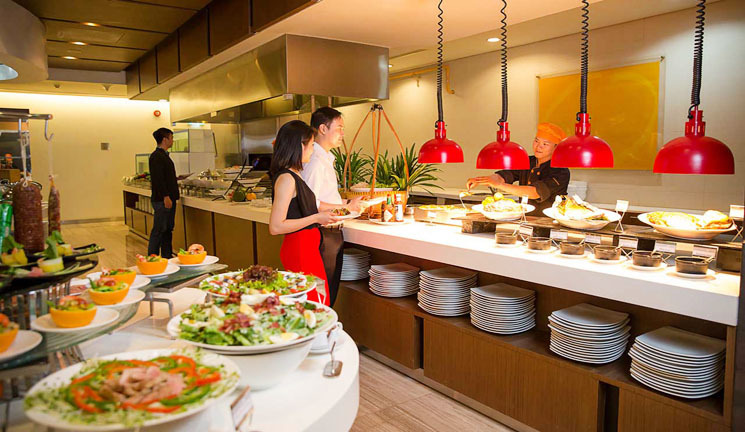 dich-vu-nha-hang-chu-dao-tan-tinh cách thu hút khách hàng đến nhà hàng bằng dịch vụ chu đáo