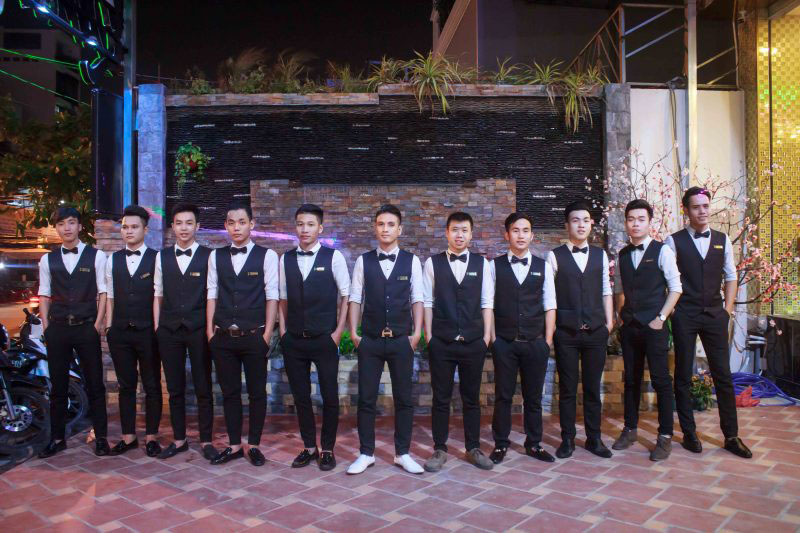 doi-ngu-nhan-vien-karaoke-1 nhân viên quán karaoke