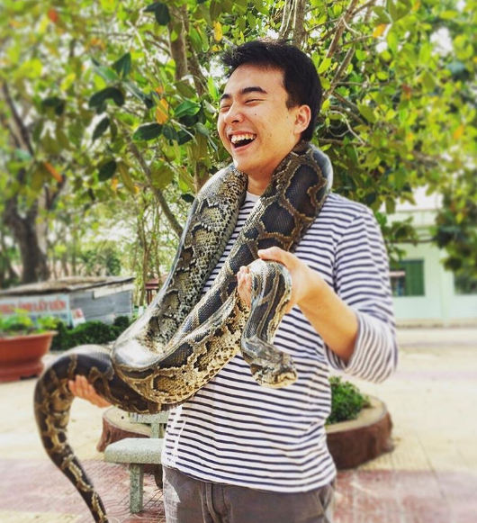 Hình ảnh anh thanh niên chơi đùa với rắn