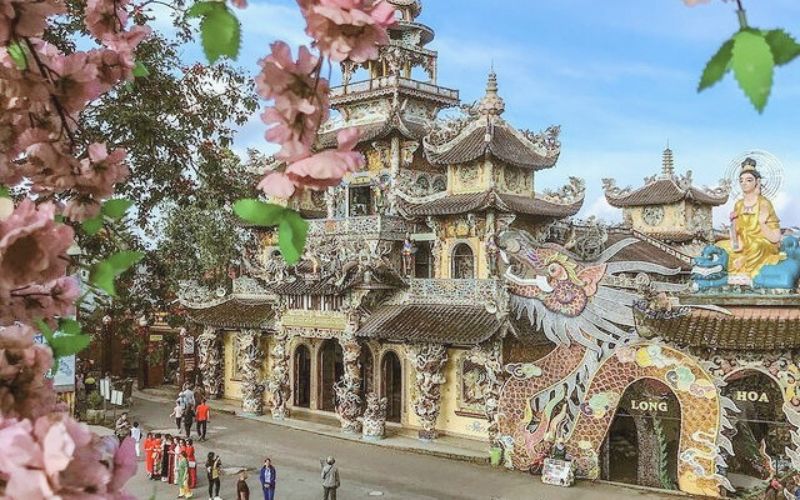 duong-di-den-chua-linh-phuoc-1 Du khách khi đến đây sẽ được ngắm nhìn một công trình kiến trúc được thiết kế vô cùng đặc sắc và sáng tạo