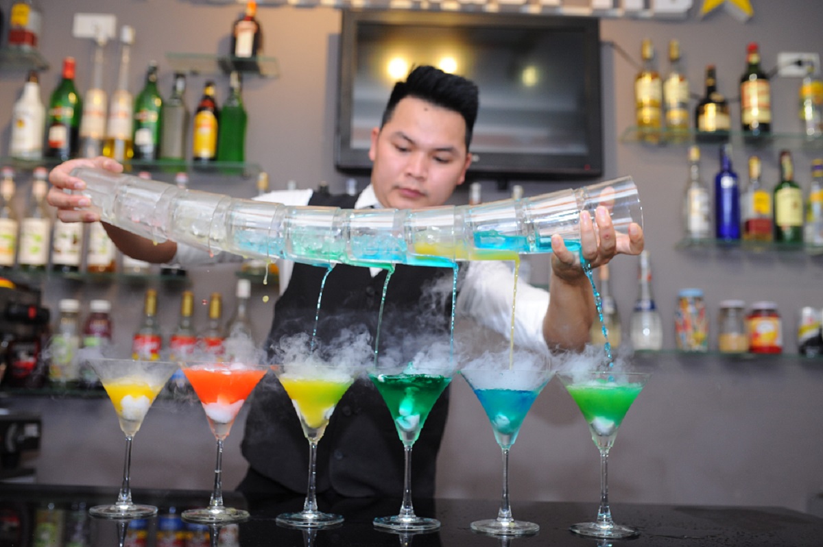 Nghề Bartender là gì? Làm sao để học trở thành Bartender chuyên nghiệp?