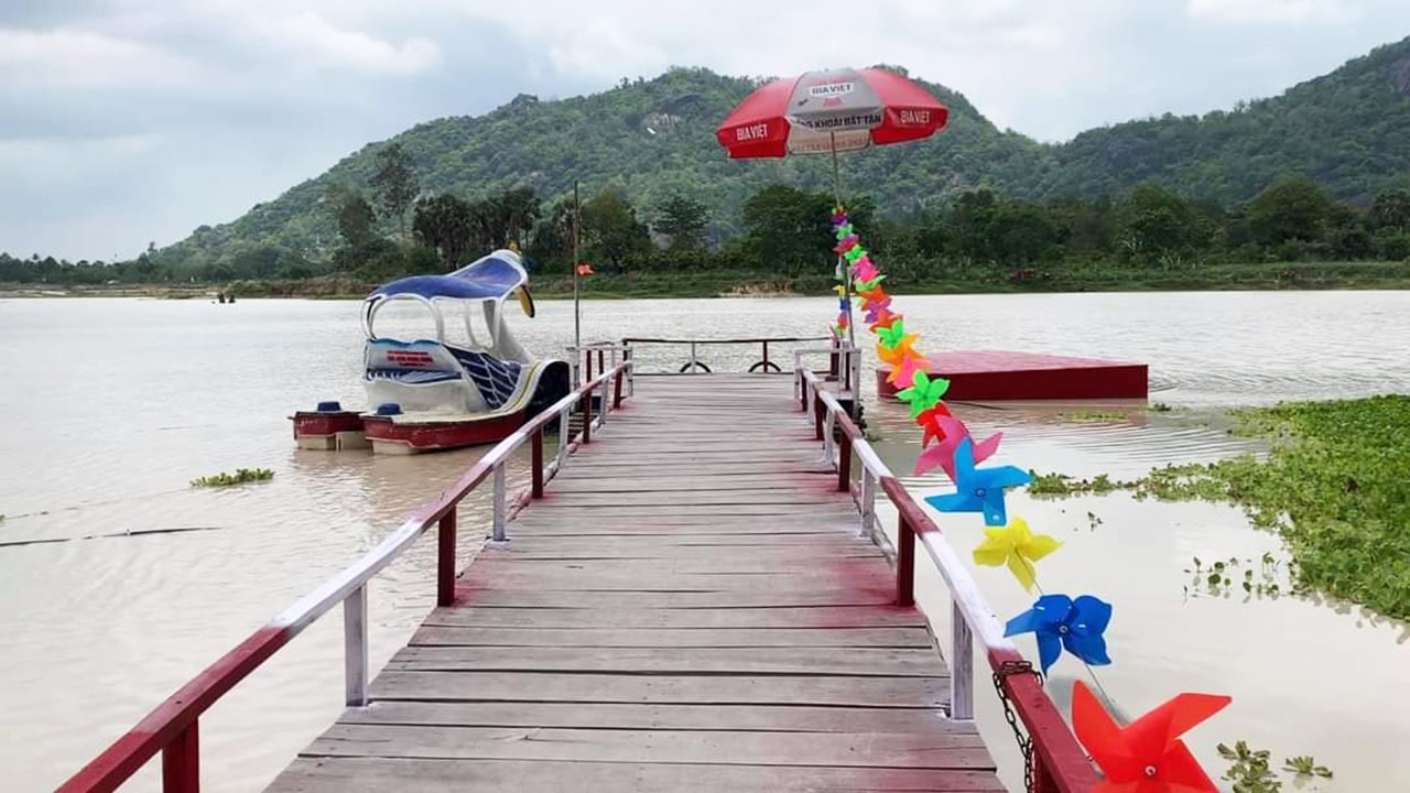 ho-o-thum-5-min Ngắm cảnh hồ Ô Thum trên thuyền
