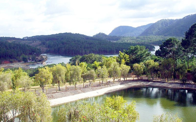 ho-tinh-tam-thien-vien-truc-lam Hồ nước này tương đối lớn, mặt nước trong hồ xanh quanh năm và tĩnh lặng vô cùng