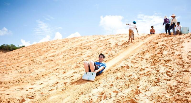 hoa-thang-3-min Vi vu trên nên cát trắng mịn tại Đồi cát Hòa Thắng