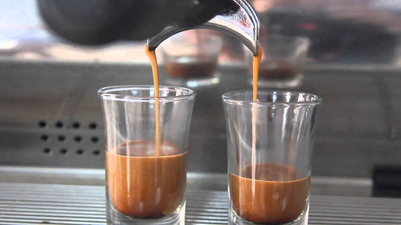 hoc-pha-che kinh doanh quán cafe có cần học pha chế không hay thuê nhân viên pha chế?