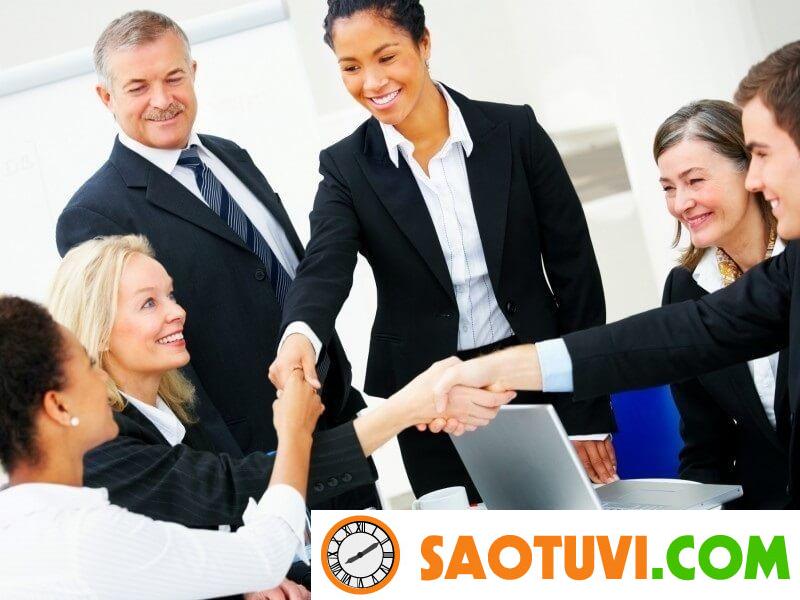 Internship là gì? Top 10 vị trí intern hot nhất hiện nay Trong thời gian thực tập nên cởi mở hòa nhập với đồng nghiệp