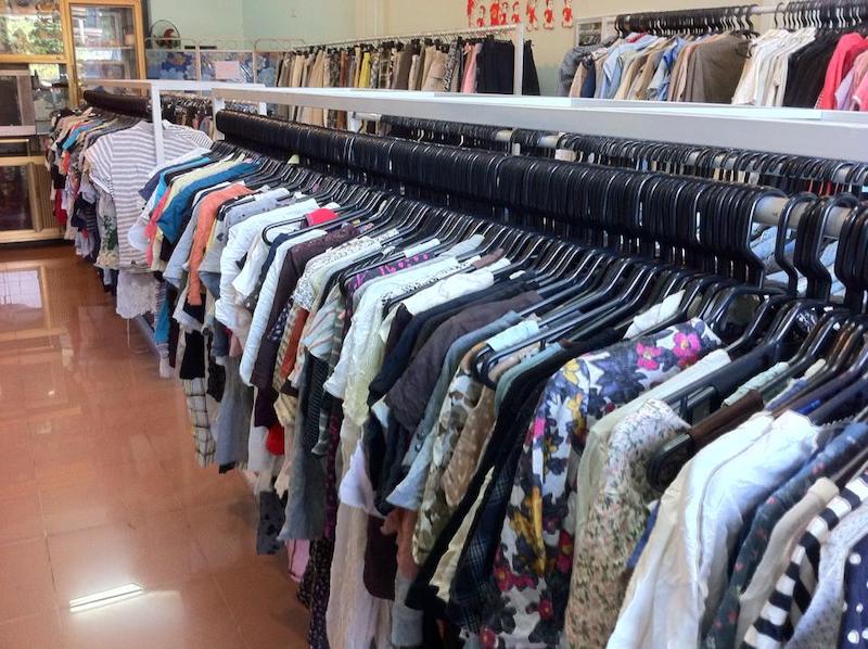ke-giua-shop-quan-ao-3-1 kệ giữa shop quần áo