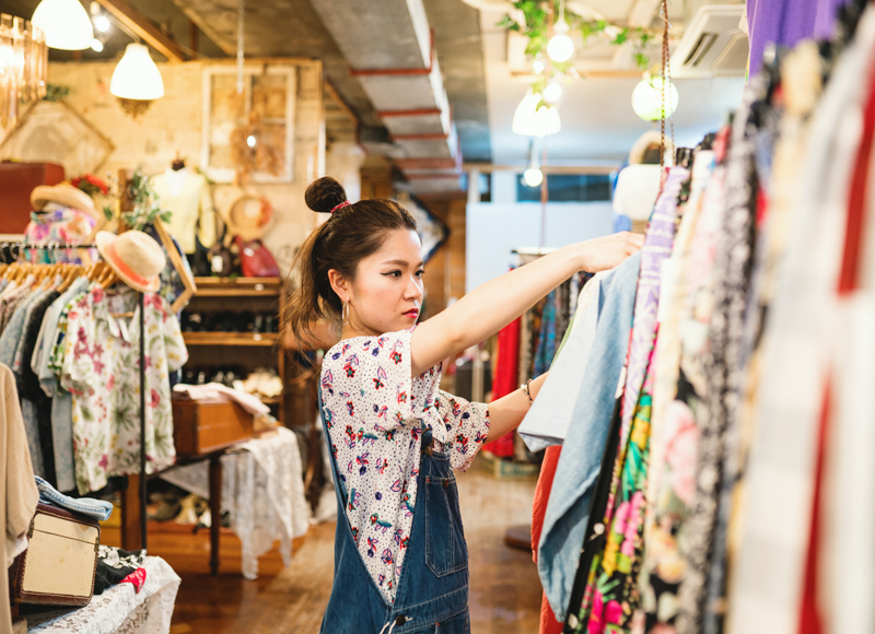 ke-giua-shop-quan-ao-4 Giúp khách hàng dễ dàng di chuyển khi mua sắm