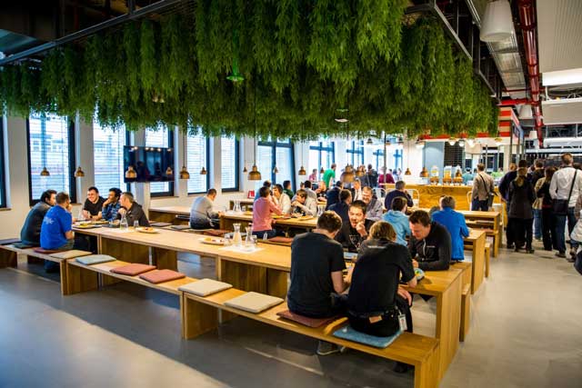 Cafeteria là gì? Có nên kinh doanh mô hình quán ăn tự phục vụ Cafeteria không?