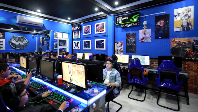 kinh-doanh-cafe-game-3 Trang bị những thiết bị chơi game chuyên nghiệp