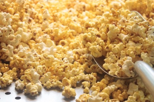 kinh-doanh-do-an-vat-mua-he-2 bán đồ ăn vặt online với bắp rang bơ