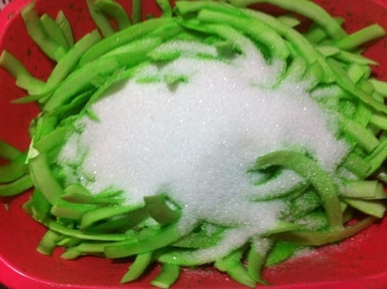 kinh-doanh-mut-dua-ngu-sac-hut-khach-dip-tet-binh-than-2016-4 Kinh doanh mứt dừa ngũ sắc hút khách dịp tết Bính Thân 2016 4