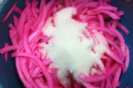 kinh-doanh-mut-dua-ngu-sac-hut-khach-dip-tet-binh-than-2016-5 Kinh doanh mứt dừa ngũ sắc hút khách dịp tết Bính Thân 2016 5