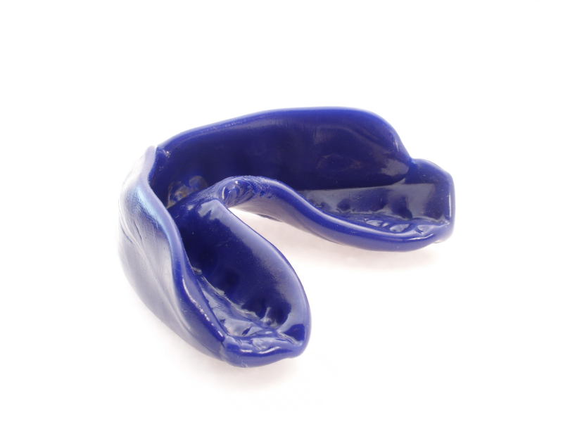 kinh-doanh-online-tim-san-pham-moi-3 one blue mouthguard isolated on white background