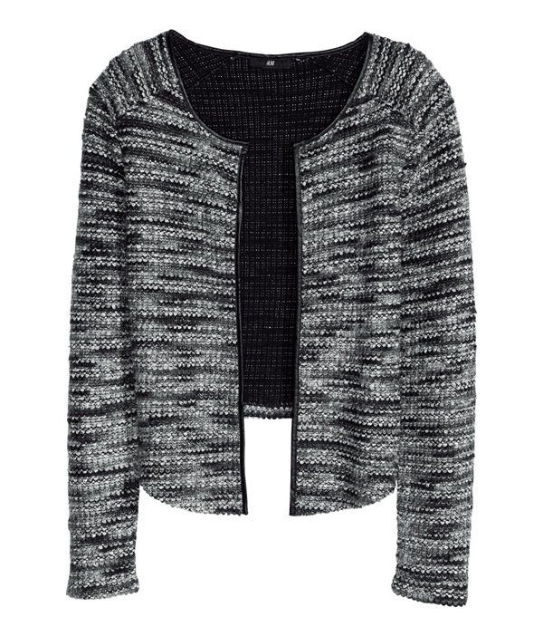 chiếc áo khoác Boucle Cardigan có giá gốc là hơn 1 triệu đồng nhưng vào những đợt giảm giá chỉ còn 210.000 đồng)